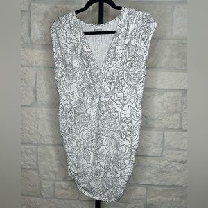 Motherhood Maternity Top Black and White Flower Print Size Large with Ruching